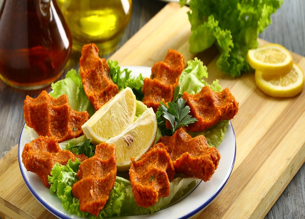 Mevzubahis Çiğköfte klasik sunum limonlu çiğköfte tabağı