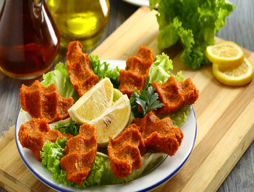 Mevzubahis Çiğköfte klasik sunum limonlu çiğköfte tabağı