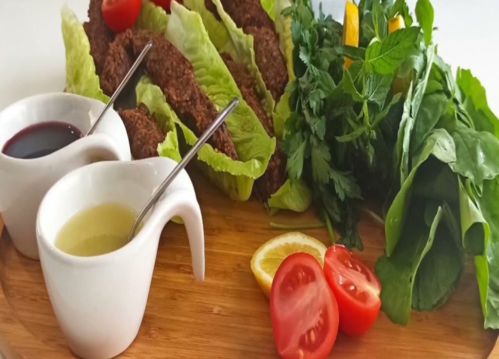 Mevzubahis Çiğköfte marul içinde sunum taze çiğköfte