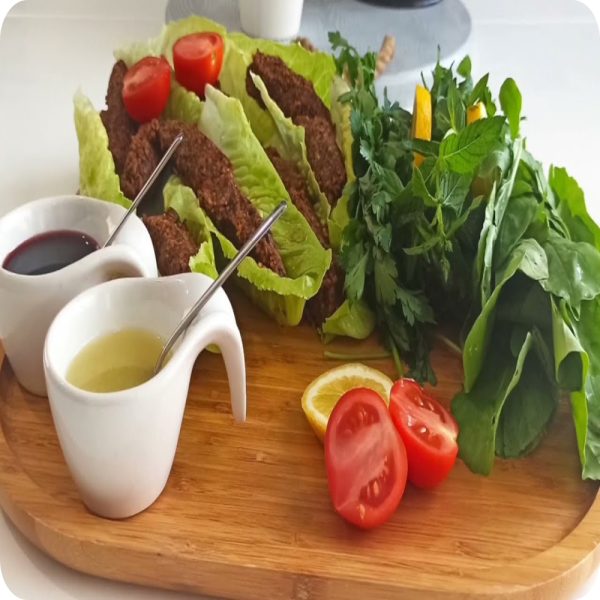 Mevzubahis Çiğköfte marul içinde sunum taze çiğköfte