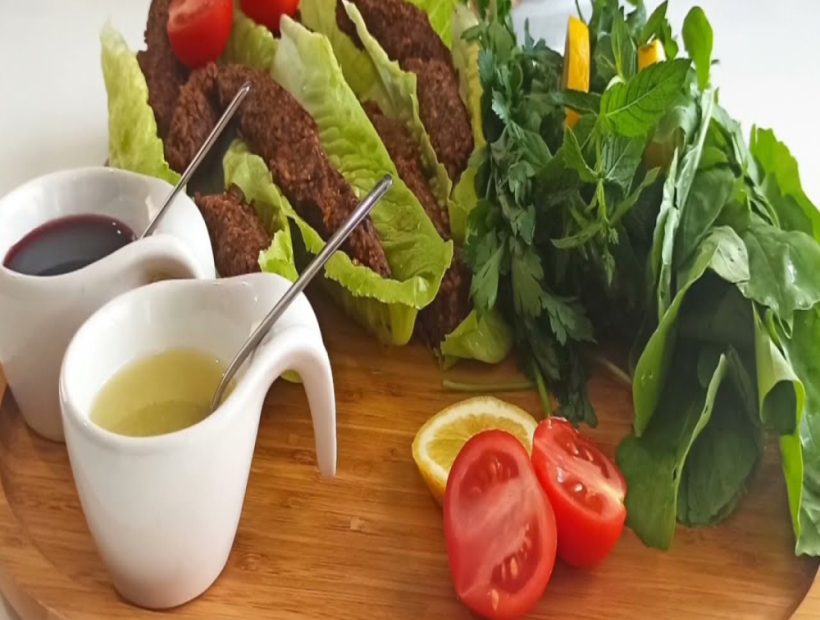 Mevzubahis Çiğköfte marul içinde sunum taze çiğköfte