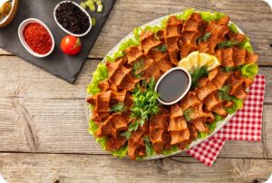 Mevzubahis Çiğköfte taze çiğköfte sunum tabağı