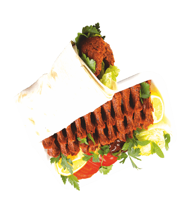 Çiğ köfte dürüm sunumu taze yeşilliklerle