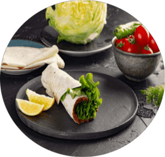 çiğköfte dürüm marul limon ve lavaş ile özel sunum