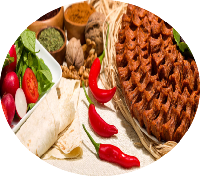 Lavaş, biber ve yeşilliklerle sunulan çiğ köfte tabağı