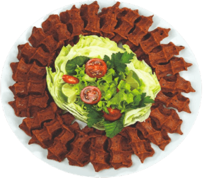 Tabakta yeşillik ile servis edilmiş klasik çiğ köfte sunumu