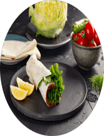 Yeşillikler ile çevrili özel sunum çiğ köfte tabağı