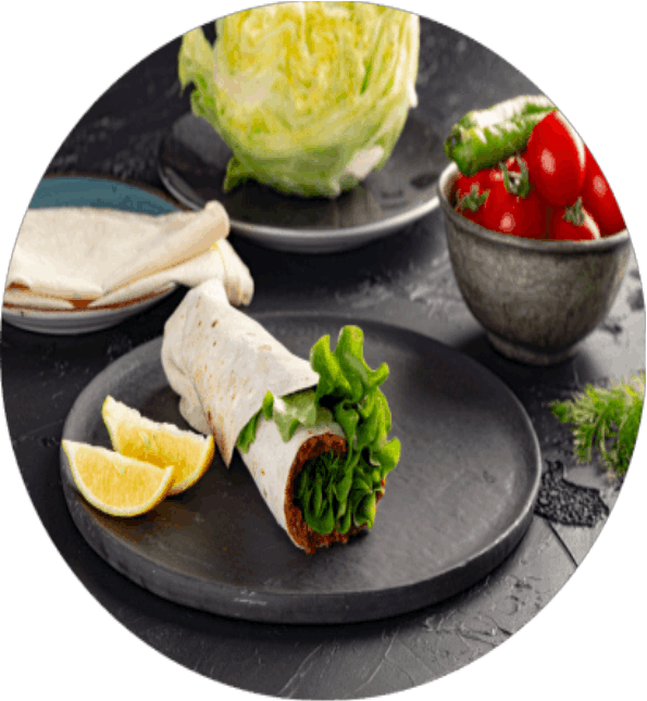 Yeşillikler ile çevrili özel sunum çiğ köfte tabağı