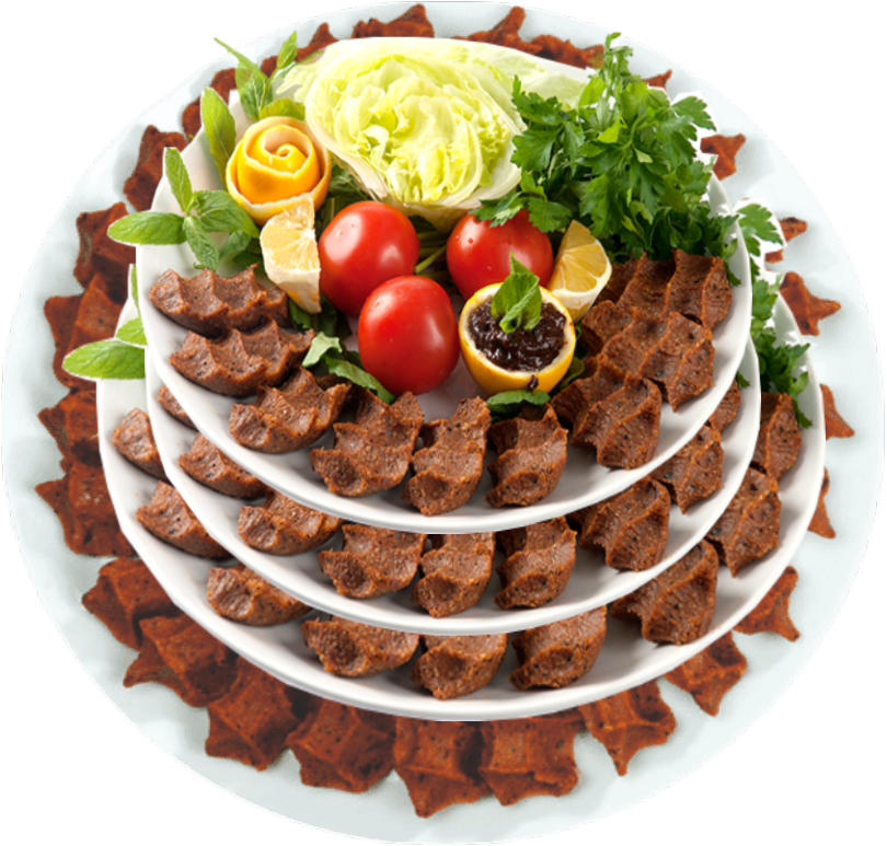 Mevzubahis Çiğköfte çoklu tabak sunumu, marul, limon ve yeşillik ile hazırlanmış çiğ köfte tabağı