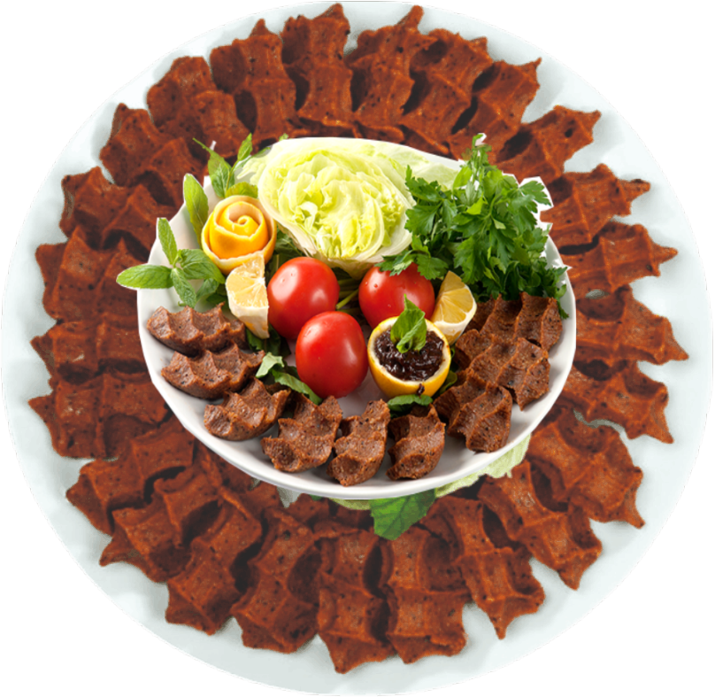 Mevzubahis Çiğköfte geniş tabak sunumu, marul, limon ve yeşillik ile hazırlanan çiğ köfte tabağı